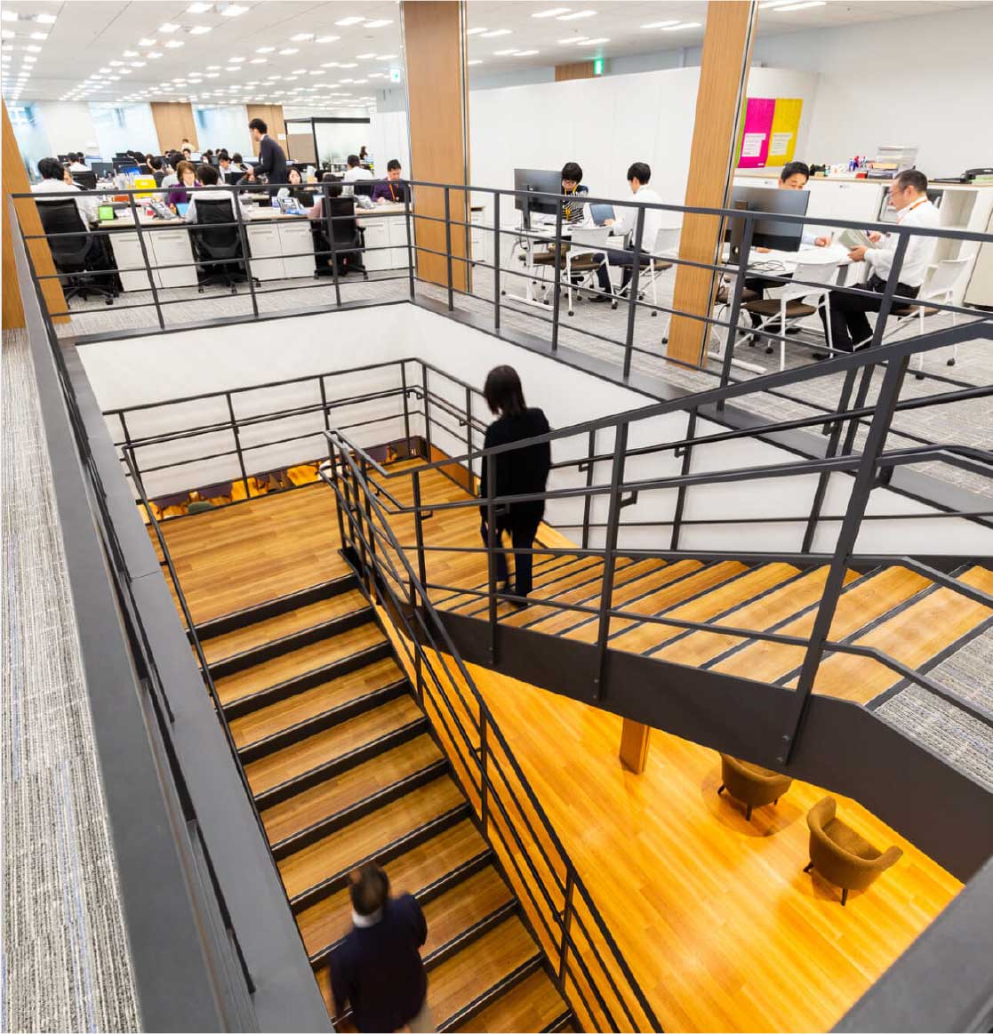 オフィス内の大きな階段