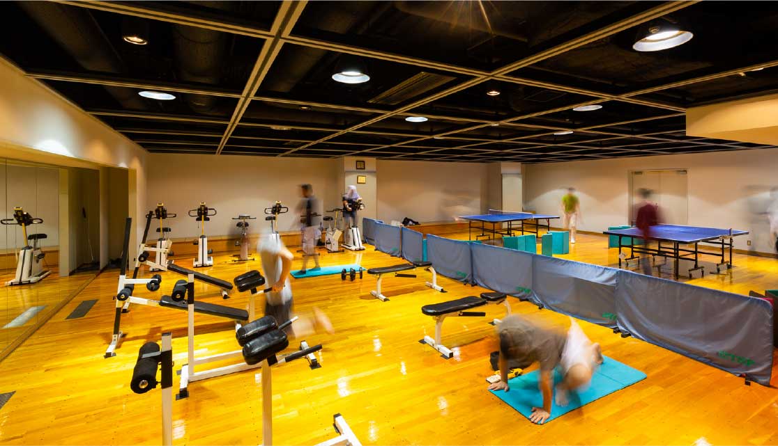 トレーニングルームで運動する社員